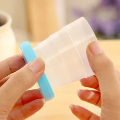 2 PEZZI BICCHIERE PORTATILE RICHIUDIBILE CON PORTAPILLOLE ANNI 90 COLORATO 100ML