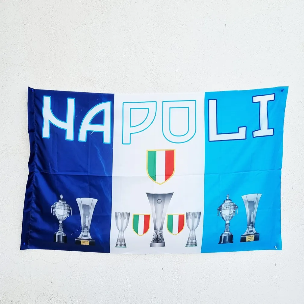 BANDIERA CON COPPE E TROFEI VINTI ITALIA SCUDETTO CALCIO SQUADRA NAPOLI 90x140CM