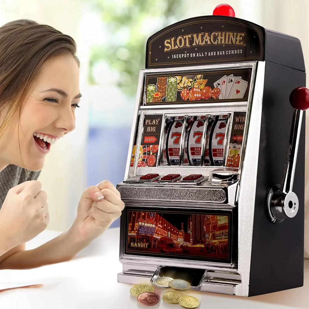 SALVADANAIO A FORMA DI SLOT MACHINE PER RITIRARE I SOLDI DEVI VINCERE IL JACKPOT