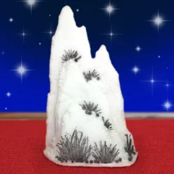 SCENARIO NATALIZIO ALTO 81CM CON MONTAGNE IN OVATTA BIANCO DECORAZIONE CON PIGNE