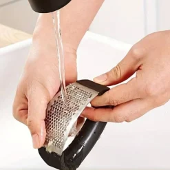 SCHIACCIA AGLIO PREMI IN ACCIAIO SATINATO CON IMPUGNATURA ERGONOMICA ANTISCIVOLO