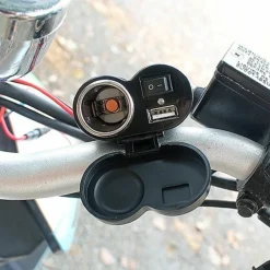 SPINA ACCENDINO CARICABATTERIA PER MOTO CELLULARE PORTE USB ACCENDISIGARI Q-A47