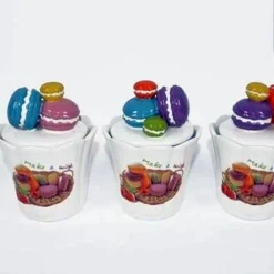 TRIS DI BARATTOLI IN CERAMICA CON TAPPO DECORO DI DOLCI MACARONS COLORATI 14X10